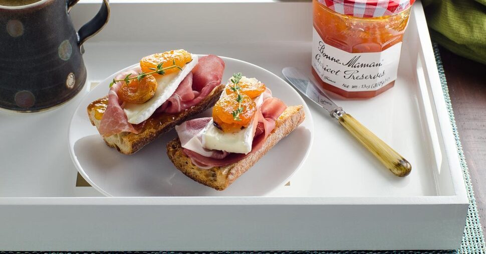 Prosciutto and Brie Toasts with Apricot Preserves